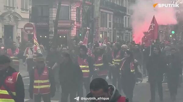 Du fric pour les services publics, pas pour la guerre: des Français manifestent contre les coupes budgétaires - Sputnik Afrique