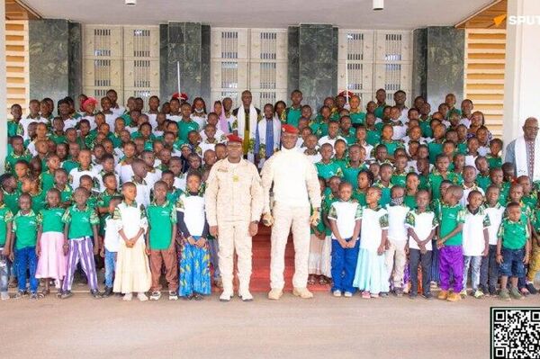 Ibrahim Traoré reçoit les pupilles de la Nation Ibrahim Traoré reçoit les pupilles de la Nation - Sputnik Afrique