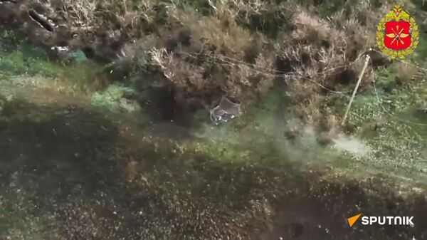 ▶ Des drones russes pulvérisent du matériel de guerre et des fortifications de l'armée ukrainienne ▶ Des drones russes pulvérisent du matériel de guerre et des fortifications de l'armée ukrainienne - Sputnik Afrique