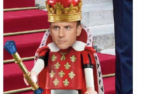 En chute libre, il joue au dur et bombe le torse: des internautes se moquent d'un passage d'Emmanuel Macron devant la garde chinoise - Sputnik Afrique