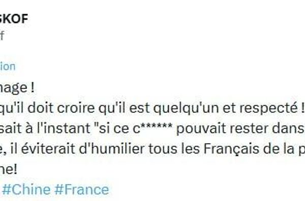 En chute libre, il joue au dur et bombe le torse: des internautes se moquent d'un passage d'Emmanuel Macron devant la garde chinoise - Sputnik Afrique