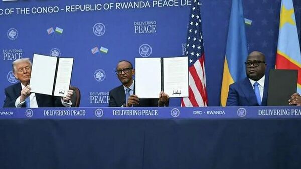 Accord RDC-Rwanda: Félix Tshisekedi hésite avant de déplier le document pour la photo Accord RDC-Rwanda: Félix Tshisekedi hésite avant de déplier le document pour la photo - Sputnik Afrique