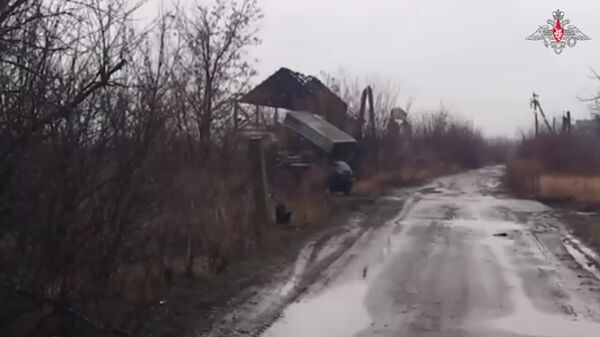 Un LRM Grad russe anéantit trois points de déploiement temporaire et un poste de commandement de drones des forces armées ukrainiennes - Sputnik Afrique