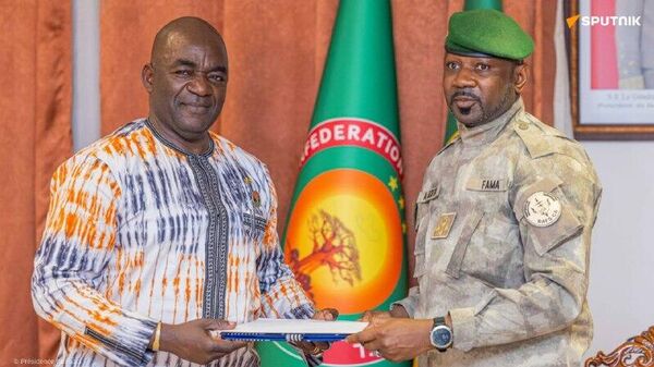 Avant le sommet de l'AES, Assimi Goïta reçoit une délégation burkinabè - Sputnik Afrique