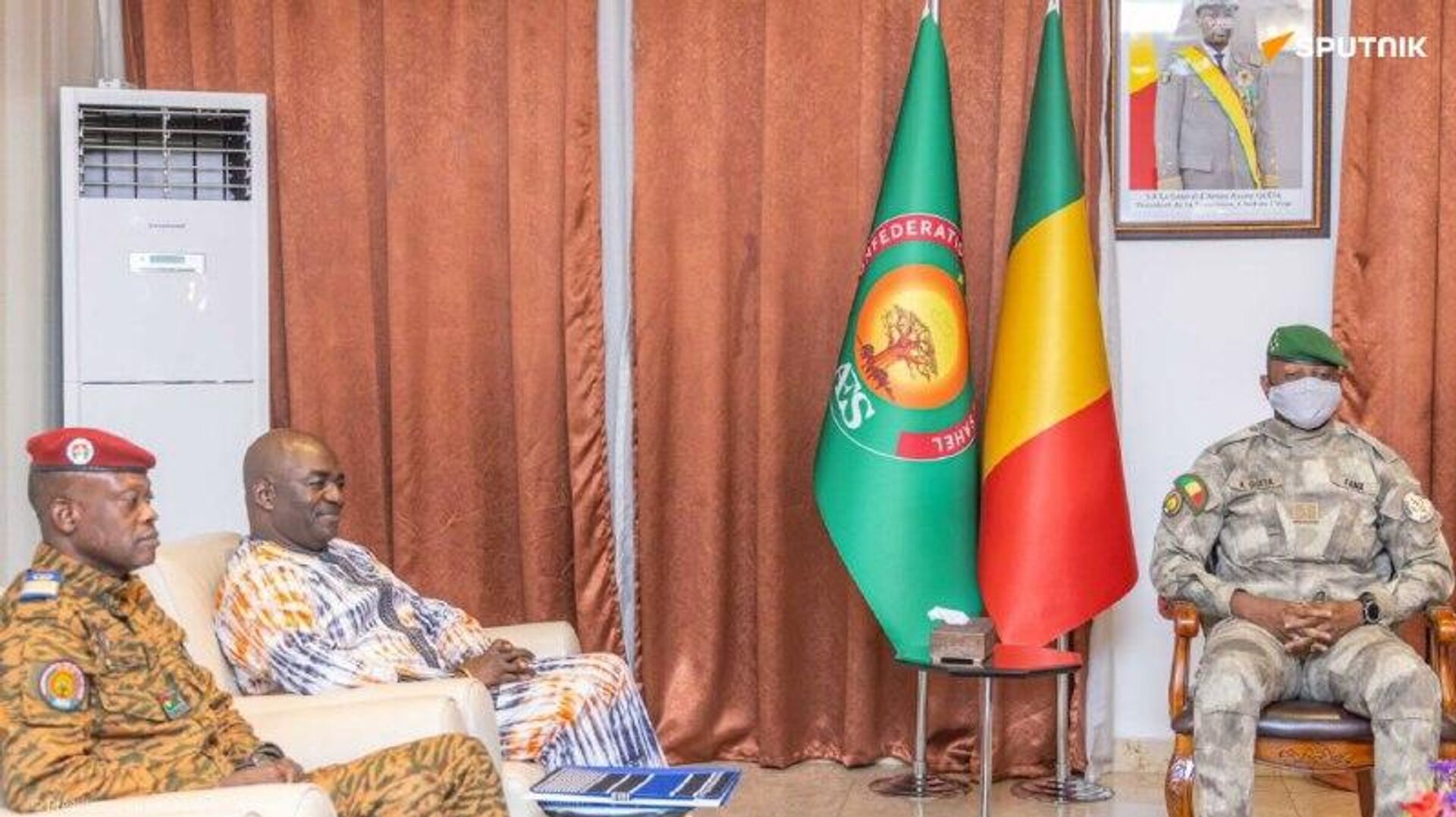 Avant le sommet de l'AES, Assimi Goïta reçoit une délégation burkinabè - Sputnik Afrique, 1920, 06.12.2025