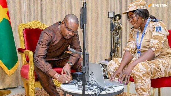 🪪 Le Premier ministre burkinabè reçoit sa carte d'identité biométrique de l'AES - Sputnik Afrique