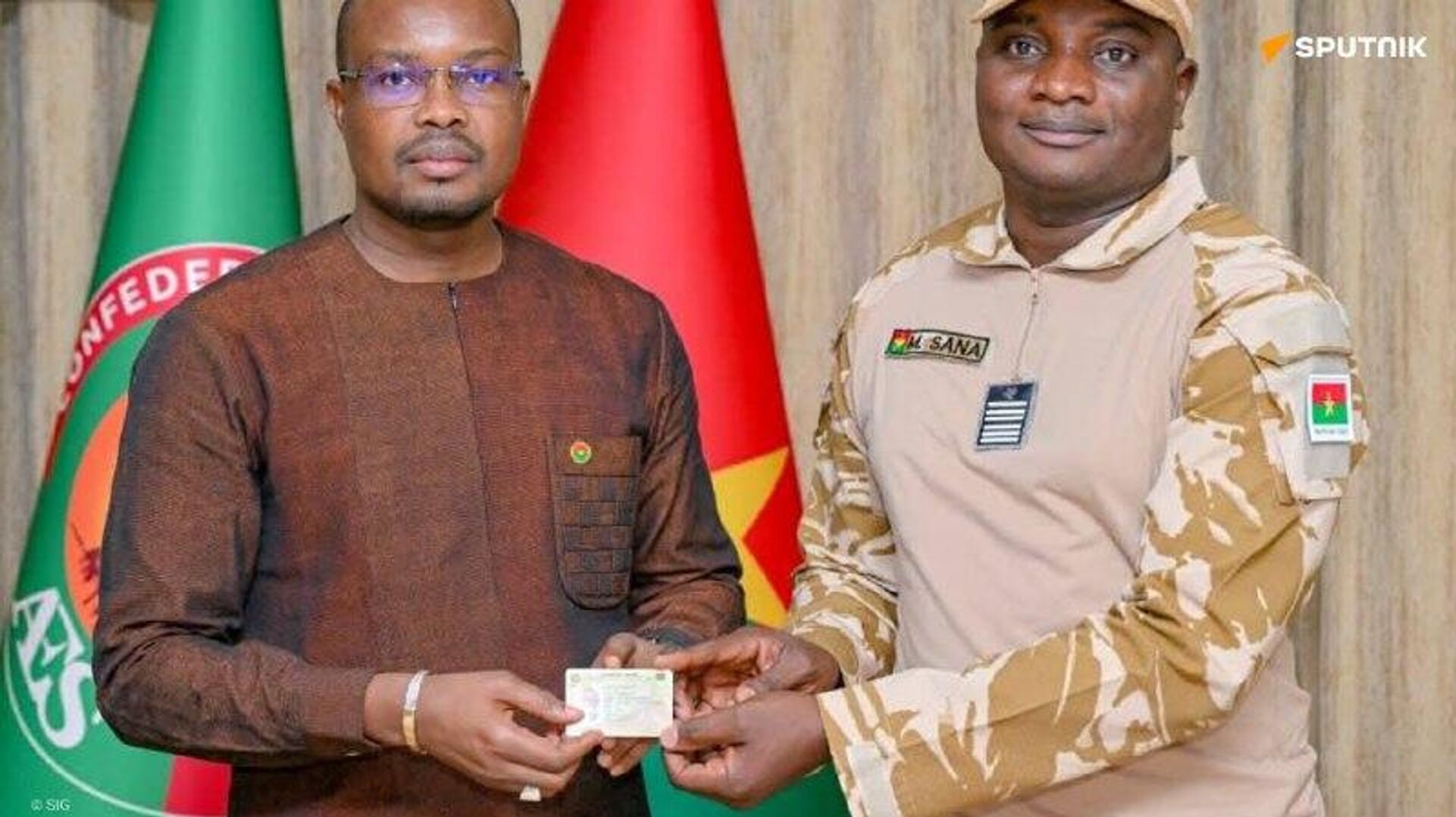 🪪 Le Premier ministre burkinabè reçoit sa carte d'identité biométrique de l'AES 🪪 Le Premier ministre burkinabè reçoit sa carte d'identité biométrique de l'AES - Sputnik Afrique, 1920, 06.12.2025