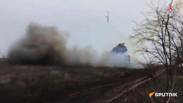 Un LRM à munitions thermobariques russe détruit un point d'appui de l'armée ukrainienne - Sputnik Afrique