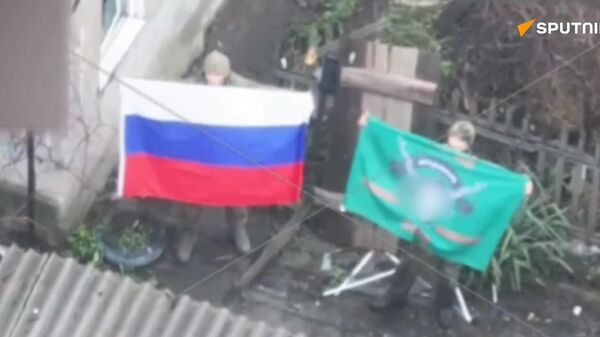 Russian Soldiers Proudly Raise National Tricolor in Liberated Settlement of Rovnoye in DPR, MoD Shows - Sputnik Africa