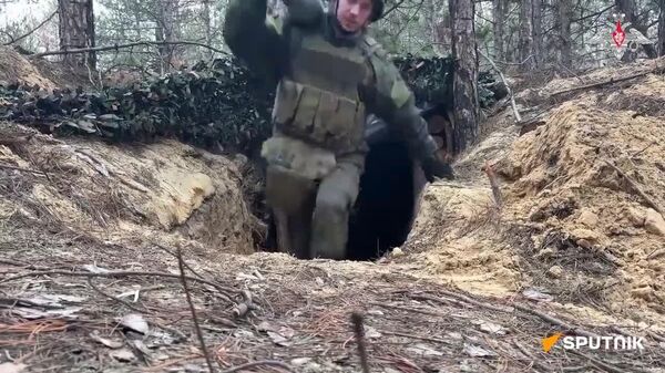 ▶ Des artilleurs russes détruisent des positions ennemies - Sputnik Afrique