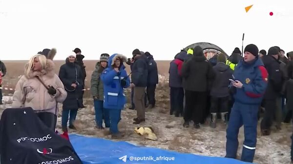 ▶‍ Premiers instants sur Terre d'un cosmonaute russe qui a passé 245 jours à bord de la SSI - Sputnik Afrique