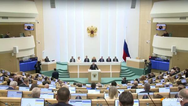 Sergueï Lavrov prend la parole lors d'une session plénière du Conseil de la Fédération (chambre haute du parlement russe) - VIDÉO INTÉGRALE - Sputnik Afrique