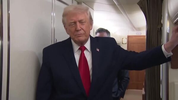 Il y a quelqu'un là-dedans: Trump s'est fait claquer la porte des toilettes à bord d'un avion - Sputnik Afrique