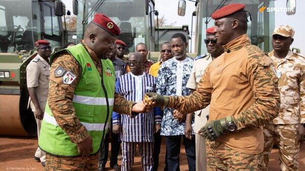 Ibrahim Traoré remet de nouveaux engins lourds à Faso Mêbo et au génie militaire - Sputnik Afrique