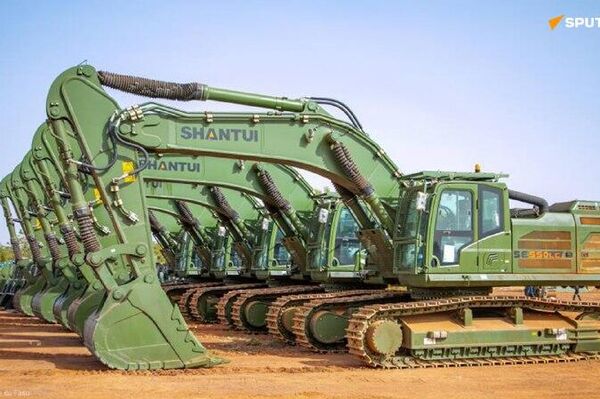 Ibrahim Traoré remet de nouveaux engins lourds à Faso Mêbo et au génie militaire - Sputnik Afrique