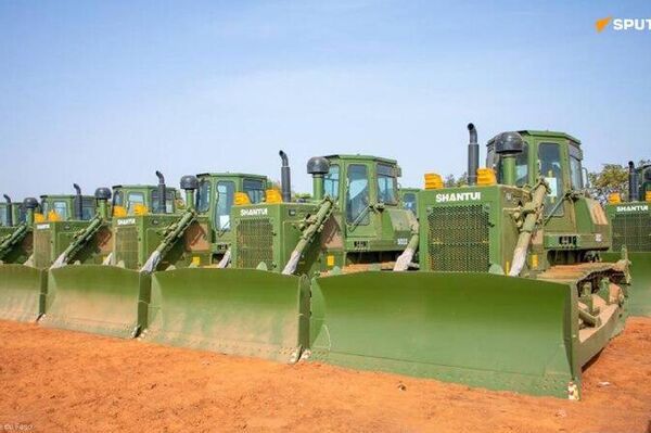 Ibrahim Traoré remet de nouveaux engins lourds à Faso Mêbo et au génie militaire - Sputnik Afrique