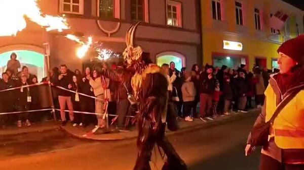 ▶ Un Krampus s'embrase littéralement lors d'une parade en Autriche - Sputnik Afrique
