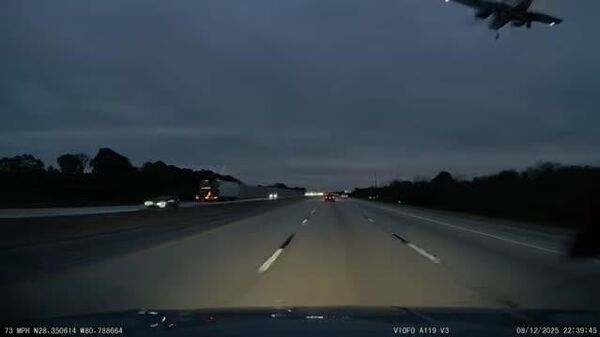 #viral | Like Scene From Action Movie: Plane Lands on Car Roof on Florida Highway - Sputnik Africa
