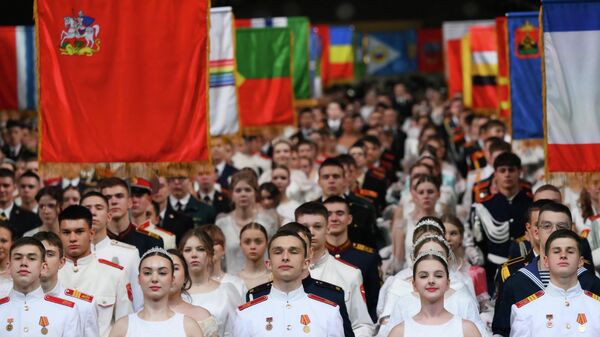 Plus de 3.000 jeunes des pays du Sud dansent au bal du Kremlin