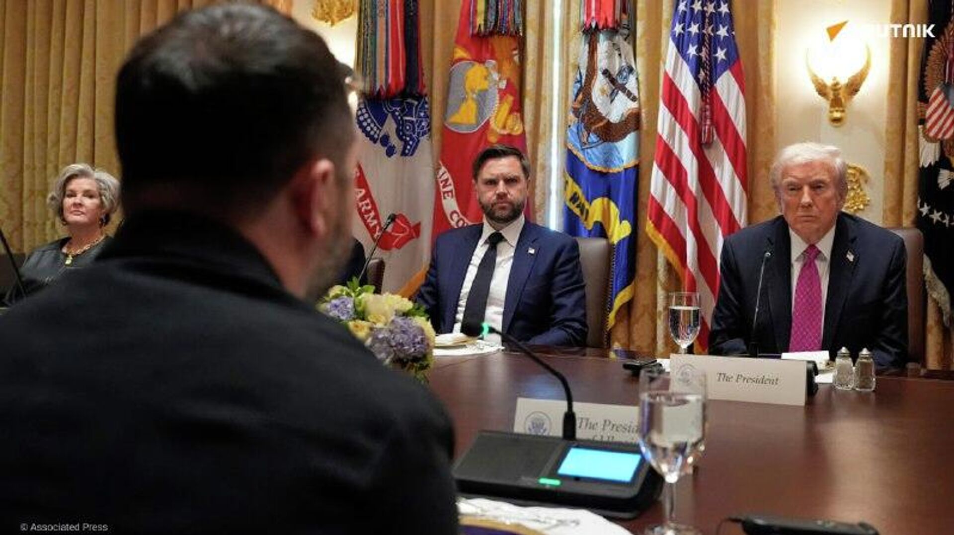 Les Américains font pression sur Kiev et exigent son accord pour un échange territorial, selon les médias Les Américains font pression sur Kiev et exigent son accord pour un échange territorial, selon les médias - Sputnik Afrique, 1920, 11.12.2025