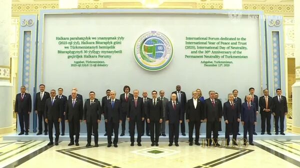 Les participants au forum au Turkménistan posent pour une photo de groupe - Sputnik Afrique