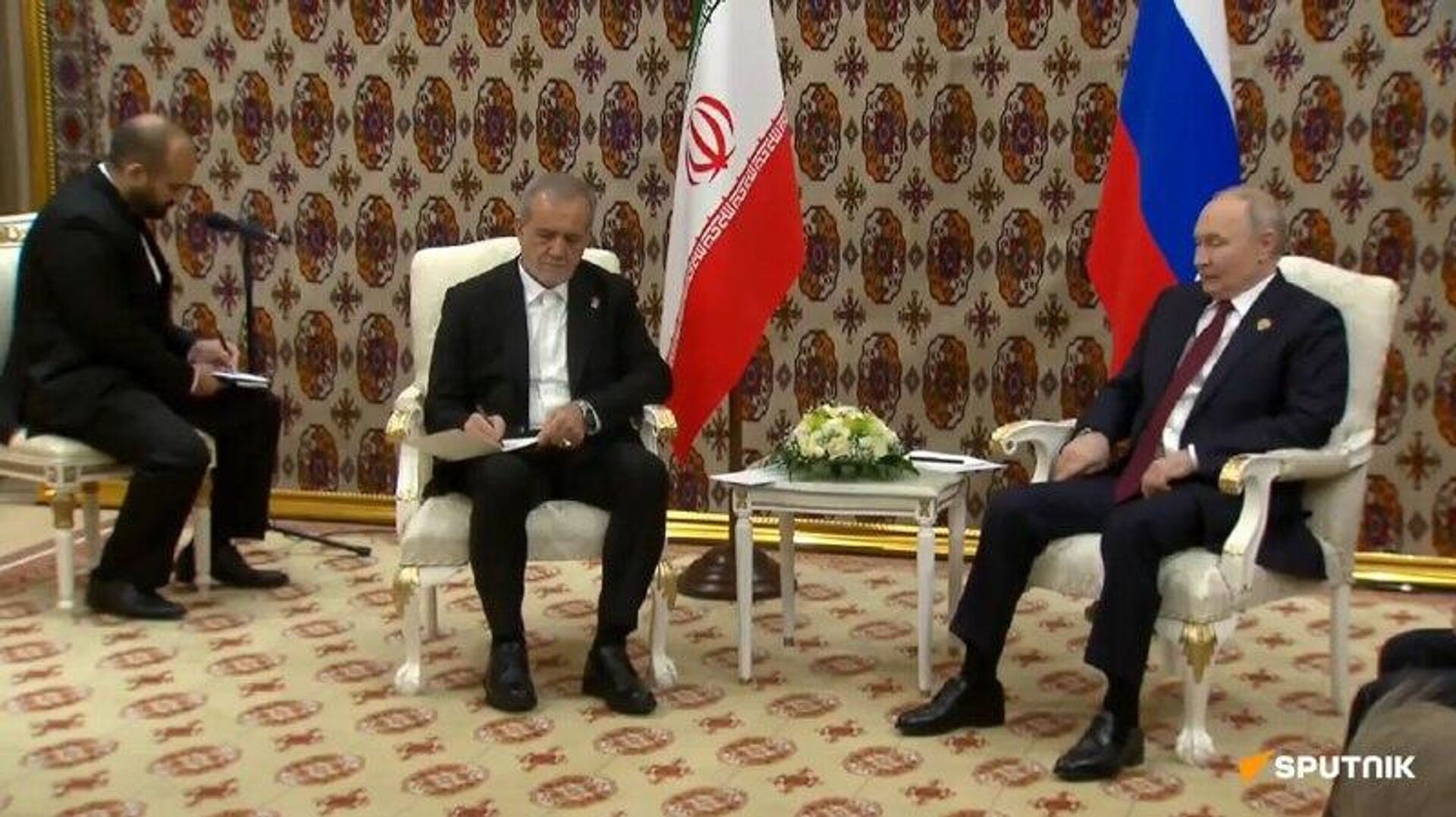 Vladimir Poutine rencontre le Président iranien à Achgabat - Sputnik Afrique, 1920, 12.12.2025