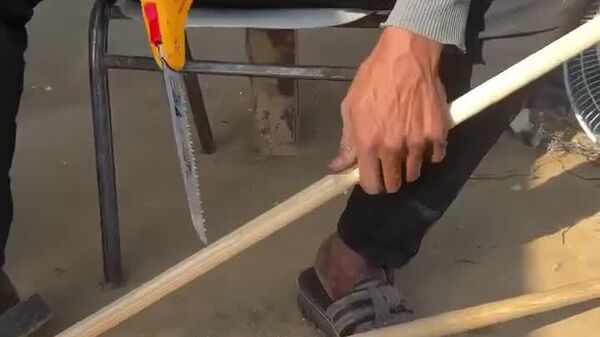 Dans un geste d'ingéniosité face aux défis quotidiens, un jeune homme de Gaza a construit une machine à laver dans sa tente - Sputnik Afrique