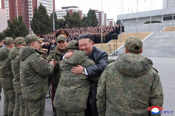 Kim Jong-un a salué les soldats de retour de mission en Russie Kim Jong-un a salué les soldats de retour de mission en Russie - Sputnik Afrique