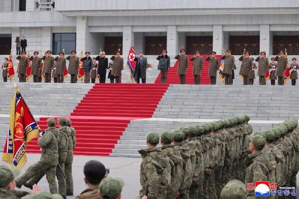 Kim Jong-un a salué les soldats de retour de mission en Russie Kim Jong-un a salué les soldats de retour de mission en Russie - Sputnik Afrique