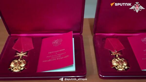 ▶ 15 km à l'intérieur d'un gazoduc: des commandos russes décorés après la libération inédite de Soudja ▶ 15 km à l'intérieur d'un gazoduc: des commandos russes décorés après la libération inédite de Soudja - Sputnik Afrique