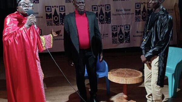 De jeunes Centrafricains montent à Bangui la fameuse pièce de théâtre russe Le Revizor - Sputnik Afrique