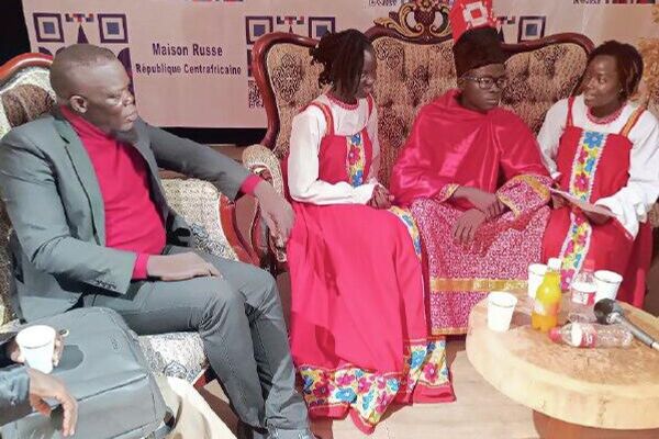 De jeunes Centrafricains montent à Bangui la fameuse pièce de théâtre russe Le Revizor - Sputnik Afrique