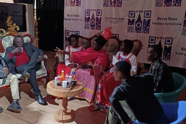 De jeunes Centrafricains montent à Bangui la fameuse pièce de théâtre russe Le Revizor - Sputnik Afrique