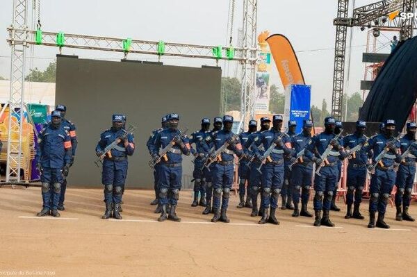 Clôture en grande pompe des 30 ans de la police municipale burkinabè: défilé et hommages Clôture en grande pompe des 30 ans de la police municipale burkinabè: défilé et hommages - Sputnik Afrique