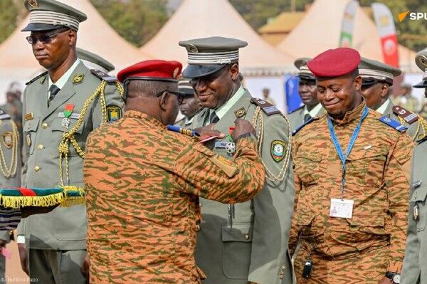 Clôture en grande pompe des 30 ans de la police municipale burkinabè: défilé et hommages Clôture en grande pompe des 30 ans de la police municipale burkinabè: défilé et hommages - Sputnik Afrique