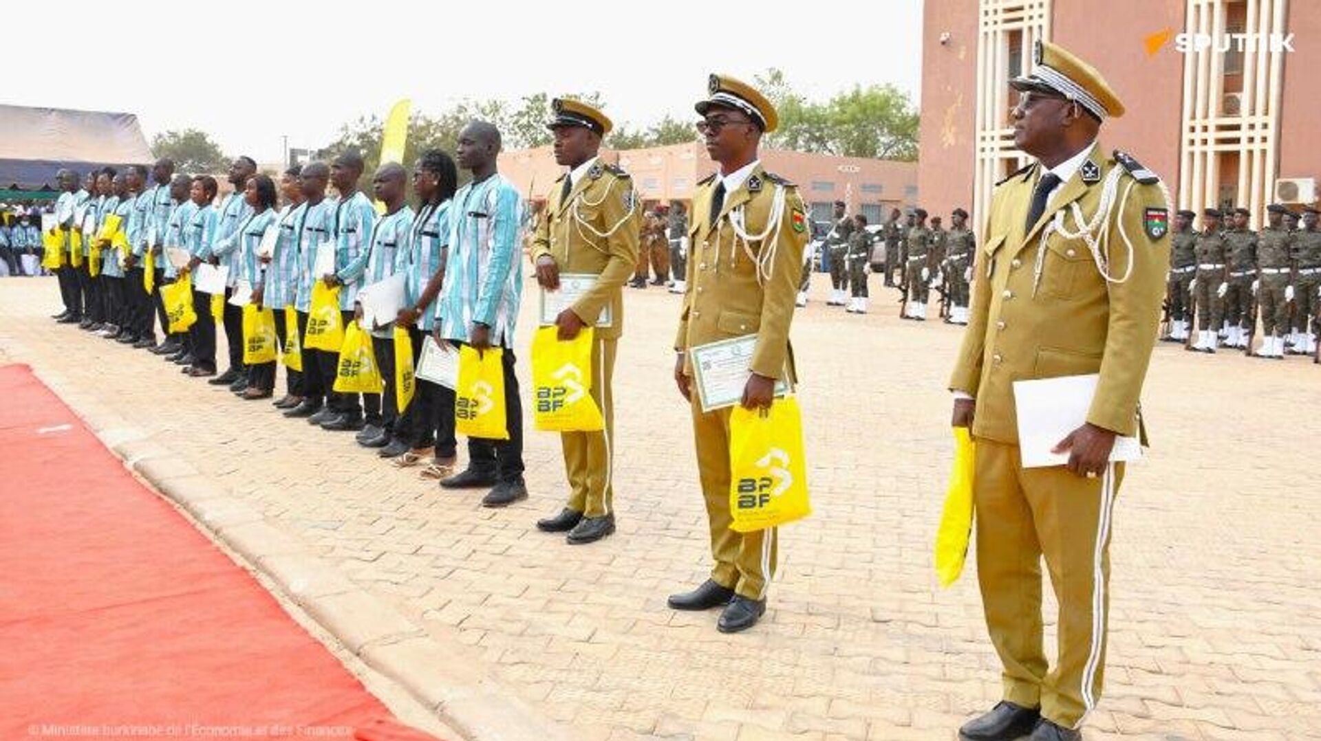 Plus de 700 premiers vigiles des finances publiques diplômés au Burkina Faso Plus de 700 premiers vigiles des finances publiques diplômés au Burkina Faso - Sputnik Afrique, 1920, 14.12.2025