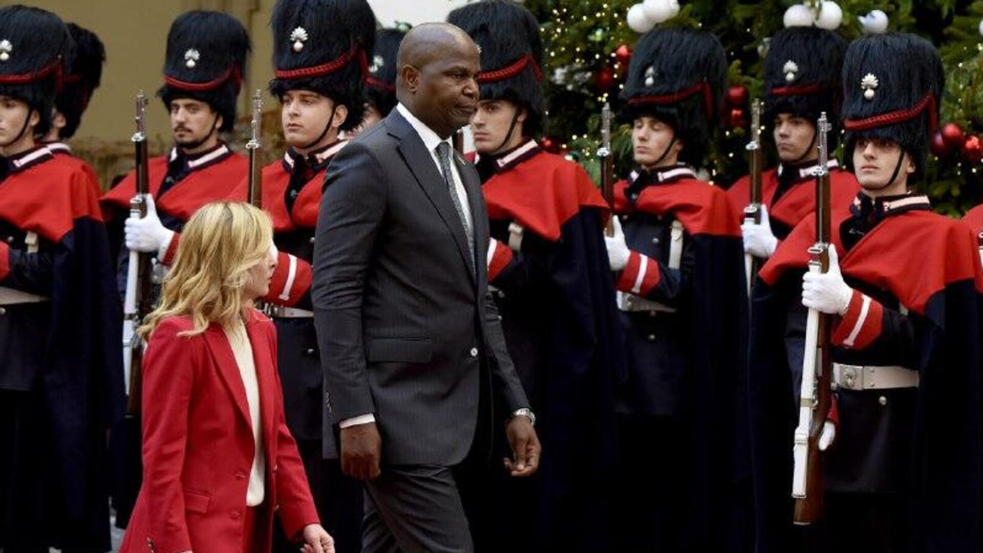 #viral | Diplomatic 'Mismatch': Height Gap Overshadows Meloni-Chapo Energy Talks in Rome #viral | Diplomatic 'Mismatch': Height Gap Overshadows Meloni-Chapo Energy Talks in Rome - Sputnik Africa, 1920, 16.12.2025