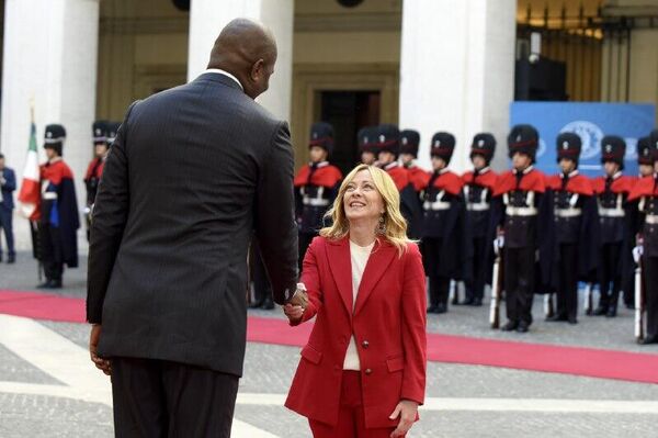 #viral | Diplomatic 'Mismatch': Height Gap Overshadows Meloni-Chapo Energy Talks in Rome #viral | Diplomatic 'Mismatch': Height Gap Overshadows Meloni-Chapo Energy Talks in Rome - Sputnik Africa