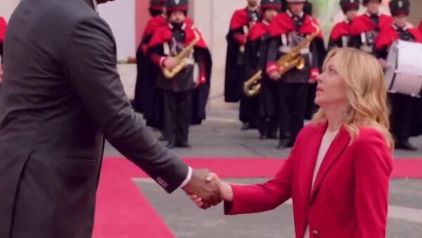 Le Président mozambicain domine nettement par sa taille la Première ministre italienne dans cette vidéo devenue virale - Sputnik Afrique