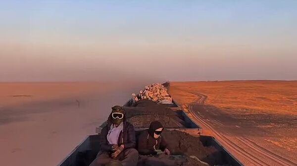 Un serpent d'acier de 3 km dans le Sahara: l'incroyable train du désert - Sputnik Afrique