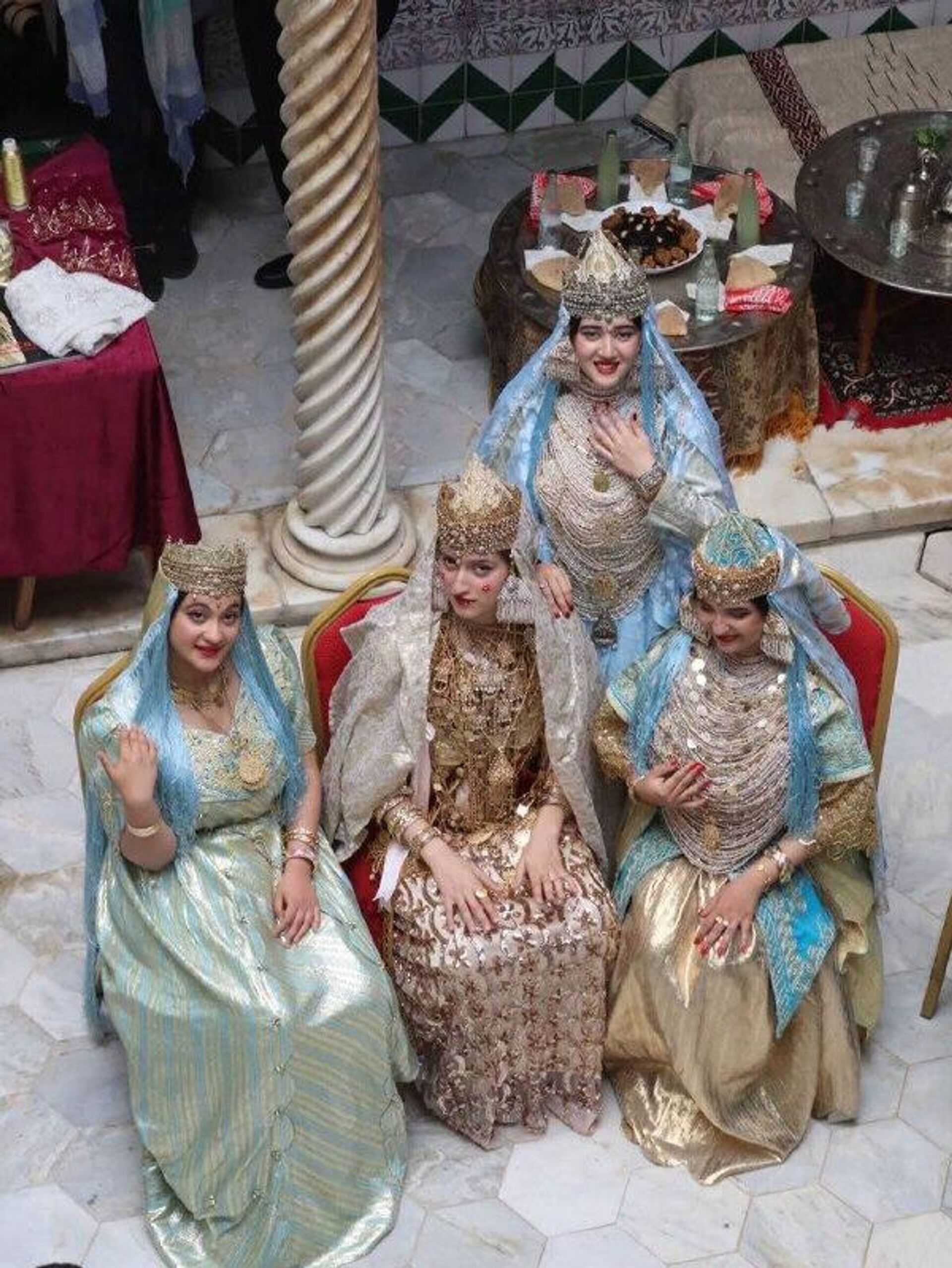 Caftan inscrit au patrimoine mondial: l'Algérie a déposé une demande en 2012 et peut ainsi clamer sa priorité, estiment des chercheurs locaux - Sputnik Afrique, 1920, 16.12.2025