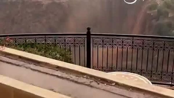 Au Maroc, les fameuses cascades d'Ouzoud sont devenues rouge-brun en raison des intempéries - Sputnik Afrique