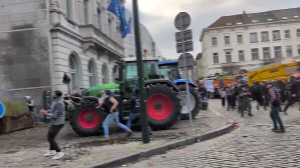 Farmers' Protest Turns Violent Outside European Parliament in Brussels - Sputnik Africa