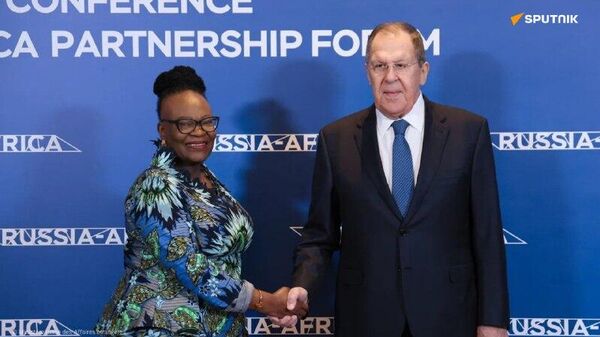 Sergueï Lavrov a rencontré la ministre namibienne des Relations internationales et du Commerce, Selma Ashipala-Musavyi , en marge de la deuxième Conférence ministérielle du Forum Russie-Afrique - Sputnik Afrique