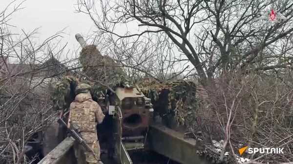 ▶ Des artilleurs russes détruisent des cibles ennemies dans la zone de l'opération spéciale - Sputnik Afrique