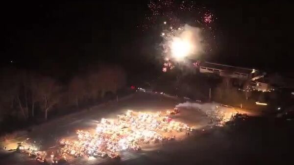 Des agriculteurs du Piémont, en Italie , ont créé un sapin de Noël avec leurs tracteurs - Sputnik Afrique