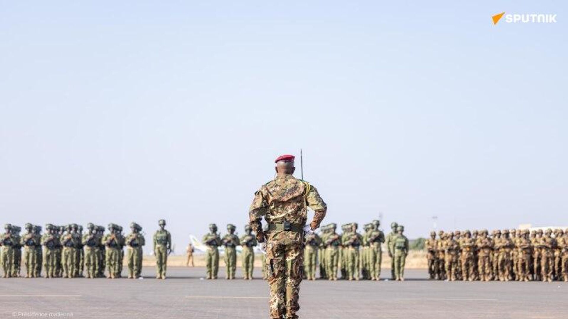 Assimi Goïta remet l’Étendard à la Force unifiée de l’AES Assimi Goïta remet l’Étendard à la Force unifiée de l’AES - Sputnik Afrique, 1920, 20.12.2025