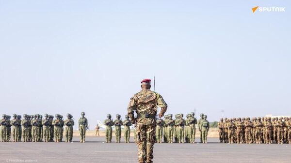 Assimi Goïta remet l’Étendard à la Force unifiée de l’AES - Sputnik Afrique