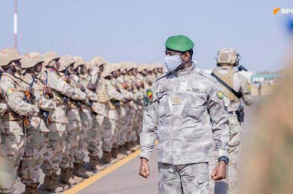 Assimi Goïta remet l’Étendard à la Force unifiée de l’AES Assimi Goïta remet l’Étendard à la Force unifiée de l’AES - Sputnik Afrique