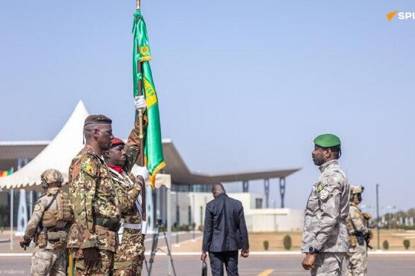 Assimi Goïta remet l’Étendard à la Force unifiée de l’AES Assimi Goïta remet l’Étendard à la Force unifiée de l’AES - Sputnik Afrique